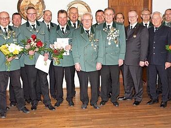 Bürgermeister Andreas Hügerich (li.), Schützenmeister Erwin Kalb (8. v. li.), 2. Schützenmeister Uwe Matzner (re.), Landratstellvertreter Helmut Fischer (4. v. re.), Sportleiter Christian Thiel (5. v. re.) und Gauschützenmeister Klaus Jentsch (6. v. re.) beglückwünschten die Bezirksmeister und die für aktive Dienste Geehrten. Foto: Alfred Thieret