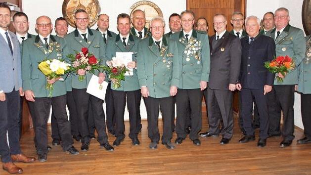 Bürgermeister Andreas Hügerich (li.), Schützenmeister Erwin Kalb (8. v. li.), 2. Schützenmeister Uwe Matzner (re.), Landratstellvertreter Helmut Fischer (4. v. re.), Sportleiter Christian Thiel (5. v. re.) und Gauschützenmeister Klaus Jentsch (6. v. re.) beglückwünschten die Bezirksmeister und die für aktive Dienste Geehrten. Foto: Alfred Thieret