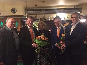Allen Grund zur Freude hat hier Ilse Söllner: Ihr Mann, der amtierende Landrat Klaus Peter Söllner (zweiter von rechts), wurde mit klarer Mehrheit wiedergewählt. Mit im Bild (von links) stellvertretender Landrat Dieter Schaar, der Landtagsabgeordnete der Freien Wähler, Rainer Ludwig sowie (rechts) der Vorsitzender der WGK-Kulmbach, Ralf Hartnack. Foto: privat