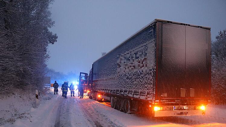 Erster Schnee in Bayern: Unfälle bei rutschigen Straßenverhältnissen