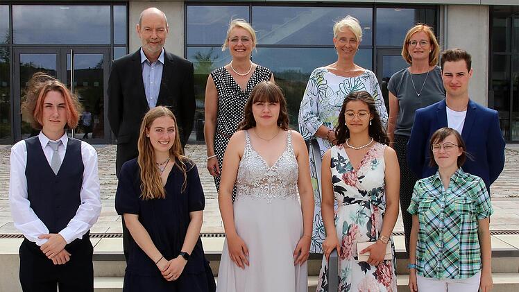 Bei der Abschlussfeier der Berufsfachschulen für Ernährung und Versorgung, Kinderpflege und Sozialpflege wurden (von links) Kevin Söder, Sophie Wehner, Antonia Züchner, Sonja Aphichaya Schmidt, Elena Stäblein und Silas Kansog (dahinter) ausgezeich...