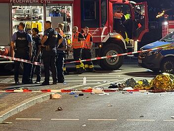 Auto erfasst Elektroroller-Fahrer in Frankfurt