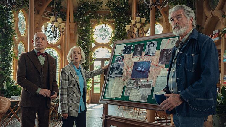 Auf der einen Seite der Tafel ein Puzzle, wie es sich für Seniorenheimbewohner gehört, auf der anderen Seite Recherchematerial ihrer Mordfälle: Ibrahim (Ben Kingsley, links), Elizabeth (Helen Mirren) und Ron (Pierce Brosnan) sind ein bisschen anders als ihre Nachbarn.