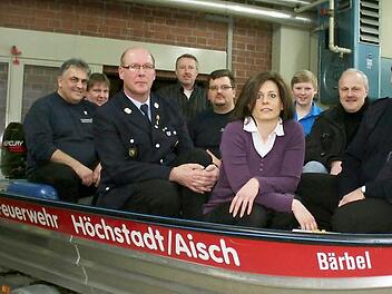 Im Rettungsboot "Bärbel" der Höchstadter Feuerwehr: Jürgen Völlner (ganz vorne im Boot) wurde einstimmig im Amt bestätigt. Kommandant Wolfgang Glotz (Dritter von links) wurde Anfang Februar für weitere sechs Jahre gewählt. Neuer zweiter Vorsitzender wurde Oliver Bäuerlein (Bildmitte mit Brille).  Fotos: Evi Seeger