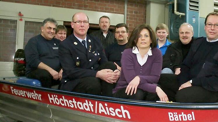 Im Rettungsboot "Bärbel" der Höchstadter Feuerwehr: Jürgen Völlner (ganz vorne im Boot) wurde einstimmig im Amt bestätigt. Kommandant Wolfgang Glotz (Dritter von links) wurde Anfang Februar für weitere sechs Jahre gewählt. Neuer zweiter Vorsitzender wurde Oliver Bäuerlein (Bildmitte mit Brille).  Fotos: Evi Seeger