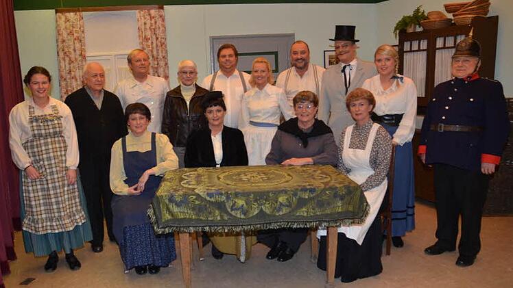 Die Theatergruppe Neuses begeisterte das Publikum mit der fränkischen Kriminalkomödie Mord in Neuses (stehend von links): Alexandra Kempf, Hans Richter, Jörg Schrepfer, Gertraud Richter (Souffleuse), Axel Schrepfer, Sarah Ferner, Alex Böhm, Martin Rademacher, Anja Schrepfer, Hans Schrepfer; (sitzend von links), Ulrike Richter, Susanne Hetz, Rosi Popp und Christine Böhm.