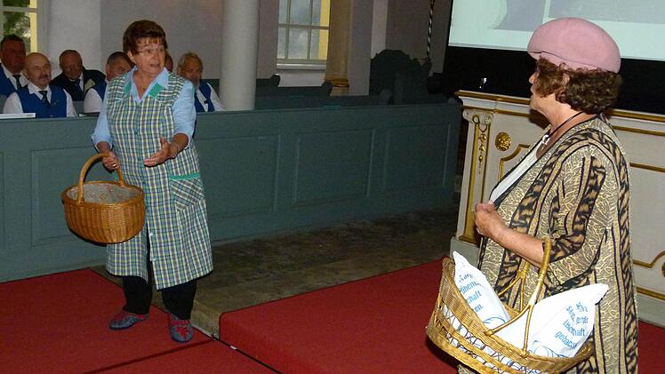 Auch das gehört dazu: für Fröhlichkeit in einer Kirche zu sorgen. Das gelang Erika Müller (links) und Elfriede Geisler mit ihrem Sketch über das "Haus der Bäuerin".