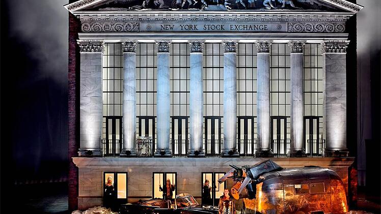 Wenn die Verpackung von dieser Immobilie fällt, zeigt sich die New Yorker Stock Exchange in der Wallstreet. Foto: Bayreuther Festspiele/Enrico Nawrath
