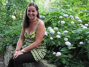 Marina Wüst in ihrem Garten in Frickenhausen. Foto: Michael Schulbert