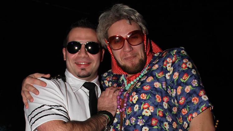 Pilot Christopher Rehm mit Stewardess Tobias Grüner