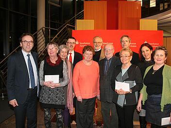 Stifter und Vertreter der bedachten Organisationen kamen in der Sparkasse zur Verteilung der Zuwendungen zusammen. Foto: Sylvia Hubele