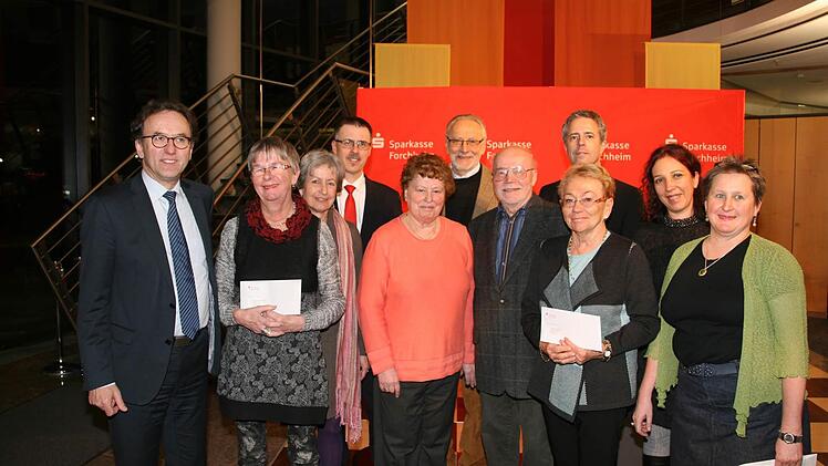 Stifter und Vertreter der bedachten Organisationen kamen in der Sparkasse zur Verteilung der Zuwendungen zusammen. Foto: Sylvia Hubele