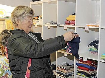 Ein Kundin stöbert im Ebermannstadter "Treffpunkt Klamotte". Fotos: Schwind