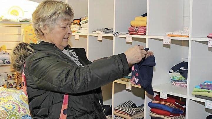Ein Kundin stöbert im Ebermannstadter "Treffpunkt Klamotte". Fotos: Schwind