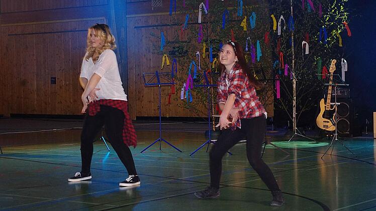 Stella Beez und Lara Weinert zeigten den tempogeladenen Tanz "Uptown Funk". Foto: Heike Schülein