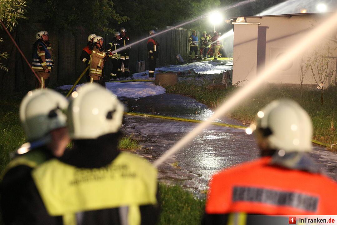 Grossbrand nach Explosion auf Indoor-Kartbahn Foto: News5/Herse