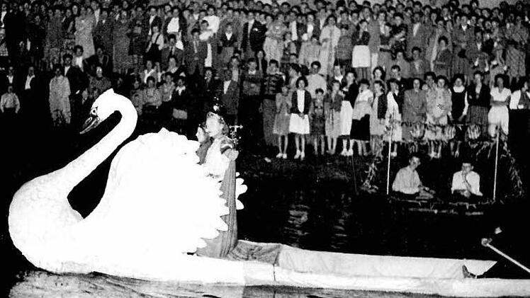 Mein lieber Schwan! Was hatten sich die Kerwa-Veranstalter 1955 nicht alles einfallen lassen.  Foto: Archiv Bürgerverein 4. Distrikt