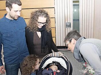 Jutta Köhler (rechts) beschenkt Baby Lena. Daneben im Bild sind Schwester Hanna mit Eltern Stefanie und Tobias Nagengast Fotos: Johanna Blum
