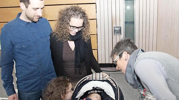 Jutta Köhler (rechts) beschenkt Baby Lena. Daneben im Bild sind Schwester Hanna mit Eltern Stefanie und Tobias Nagengast Fotos: Johanna Blum