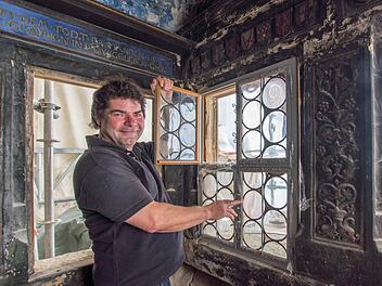 Restaurator Uwe Franke im Gebetserker, in dem - nach historischem Vorbild - neue Fenster eingesetzt wurden. Fotos: Günter Karittke