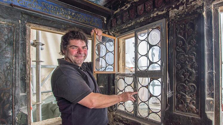 Restaurator Uwe Franke im Gebetserker, in dem - nach historischem Vorbild - neue Fenster eingesetzt wurden. Fotos: Günter Karittke