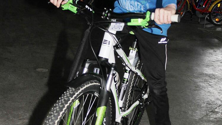 Carlos Dück probiert ein Mountainbike für Jugendliche aus: "Das wär's - es fährt sich gut, lässt sich ganz leicht schalten und sieht auch noch gut aus." Foto: Sonja Adam