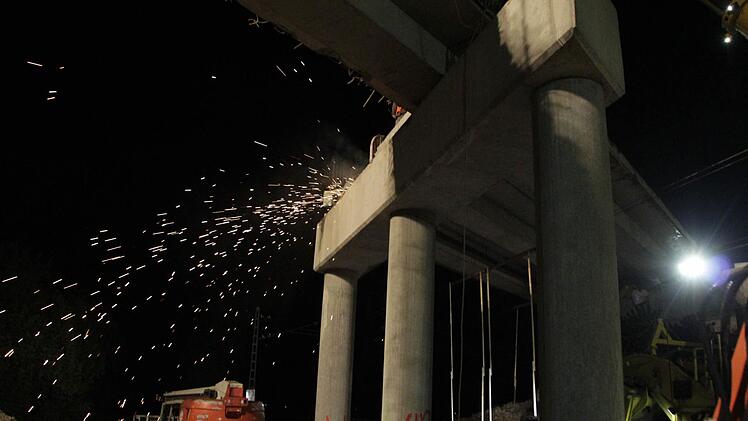 Die Brücke zwischen Kersbach und Baiersdorf wird demontiert. Foto: Josef Hofbauer