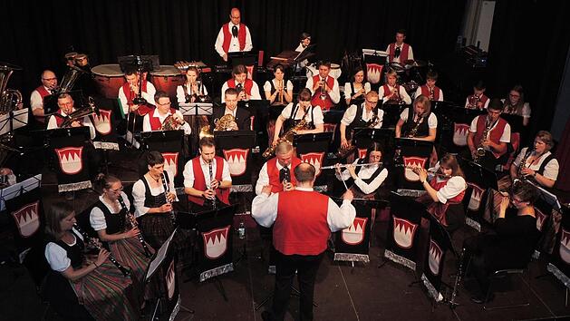 Die Stadtkapelle Höchstadt bekam für ihr Frühjahrskonzert in der Fortuna Kulturfabrik, bei dem Hits aus Film und Fernsehen zu hören waren, Standing Ovations.  Fotos: Dieter Gropp