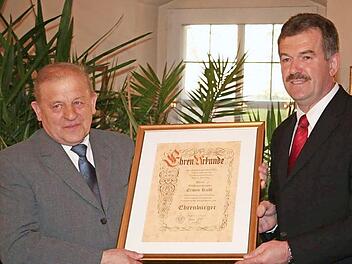 Im April 2008 überreichte Bürgermeister Hans Beck (r.) seinem Vorgänger Erwin Ruhl die Urkunde zur Ernennung als Ehrenbürger der Gemeinde Pommersfelden. Foto: Evi Seeger (Archiv)