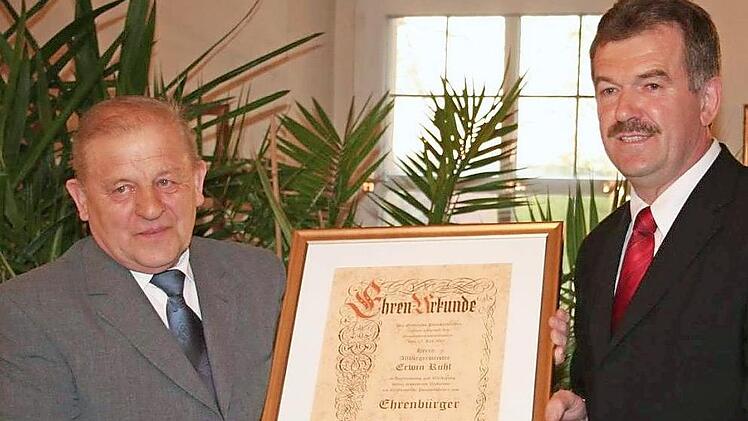 Im April 2008 überreichte Bürgermeister Hans Beck (r.) seinem Vorgänger Erwin Ruhl die Urkunde zur Ernennung als Ehrenbürger der Gemeinde Pommersfelden. Foto: Evi Seeger (Archiv)