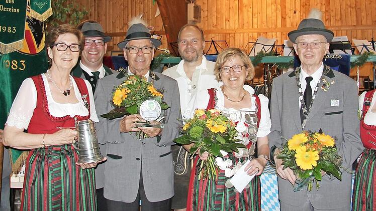 Ebersdorfer Schützenkönige (von links): Fahnenträger Georg Klug, Karin Eckardt, Torsten Spickmann, 1. Ritter Siegfried Eckardt, Bürgermeister Bernd Reisenweber, die neue Regentin Margit Alex, Werner Renner und 2. Schützenmeisterin Lisa Eisenwiener. Rechts: Jungschützenkönig Rene Wünschmann und 1. Jugendritterin Steffi Wünschmann. Es fehlt 2. Jugendritter Marco Matthes.