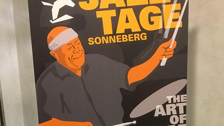 Das Thilo Wolf Quartett mit Thilo Wolf am Flügel, der Sängerin Johanna Iser, dem Kontrabassisten Markus Schieferdecker und dem Schlagzeuger Paul Höchstädter eröffnete die Sonneberger Jazztage. Dazu stellte der Schriftsteller Ewald Arenz ausgewählte eigene Texte vor.Jochen Berger