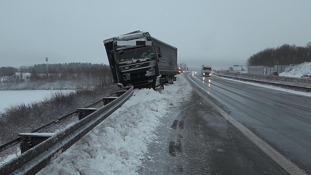 Wintereinbruch in Bayern mit zahlreichen Unfällen