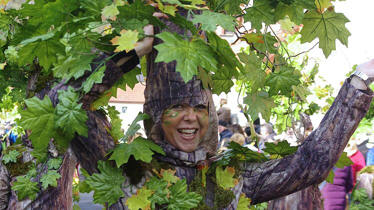 Gemeinderätin Regina Schaub demonstriert für Wald und Bäume.Winfried Ehling