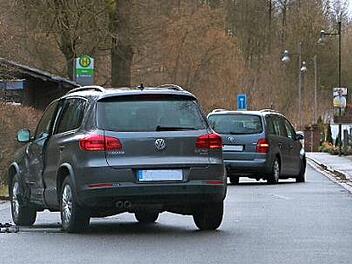 Bei einem unvermittelten und missgl&uuml;ckten Wendeman&ouml;ver in der Hauptstra&szlig;e in Ahorn wurde eine Person leicht verletzt. Die beiden Fahrzeuge mussten abgeschleppt werden. Foto: Polizei Coburg