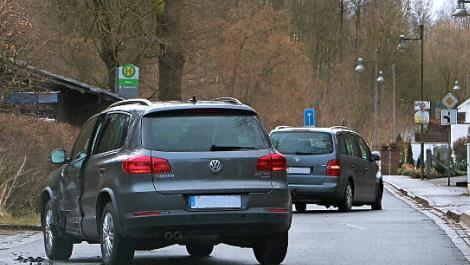 Bei einem unvermittelten und missgl&uuml;ckten Wendeman&ouml;ver in der Hauptstra&szlig;e in Ahorn wurde eine Person leicht verletzt. Die beiden Fahrzeuge mussten abgeschleppt werden. Foto: Polizei Coburg
