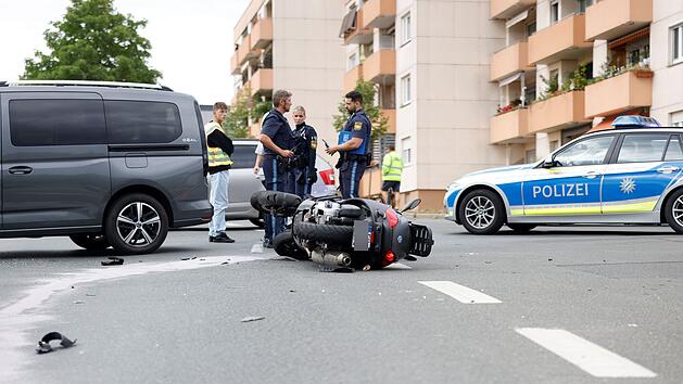 F&uuml;rth: Vorfahrt missachtet - Rollerfahrer nach Kollision in Lebensgefahr