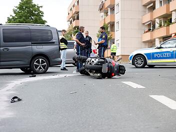 Fürth: Vorfahrt missachtet - Rollerfahrer nach Kollision in Lebensgefahr
