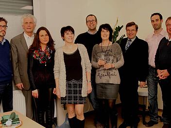 Bei der Eröffnung und Einweihung der neuen Praxis in Ebelsbach (von links): Dr. Martin Luckhardt, Dr. Engelbert Schröpfer sen., Lisa Fröhling und Barbara Fuchs, Dr. Engelbert Schröpfer jun., Cornelia Schröpfer, Bürgermeister Walter Ziegler, Dr. Johannes Schröpfer jun. und Diakon Manfred Griebel.   Foto: Günther Geiling