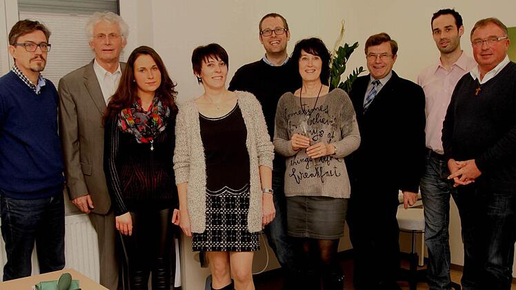 Bei der Eröffnung und Einweihung der neuen Praxis in Ebelsbach (von links): Dr. Martin Luckhardt, Dr. Engelbert Schröpfer sen., Lisa Fröhling und Barbara Fuchs, Dr. Engelbert Schröpfer jun., Cornelia Schröpfer, Bürgermeister Walter Ziegler, Dr. Johannes Schröpfer jun. und Diakon Manfred Griebel.   Foto: Günther Geiling