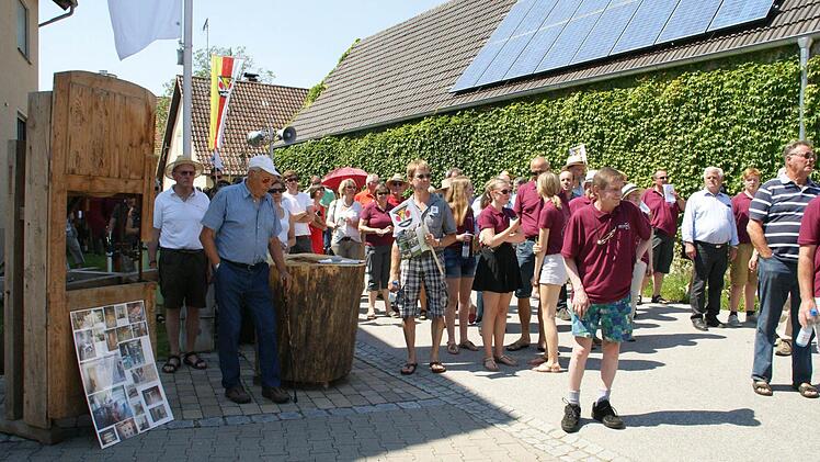 Mit einer historischen Bandsäge zeigte die Schreinerei Pfaff die Entwicklung des örtlichen Gerwerbes auf. Foto: Sabine Weinbeer