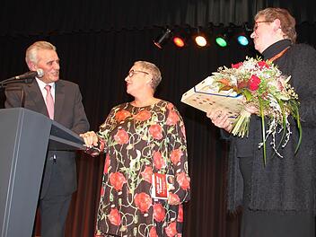 Landrat Oswald Marr und Gisela Lang (rechts) dankten Katerina Jacob mit Pralinen und Blumen.  Foto: Friedwald Schedel