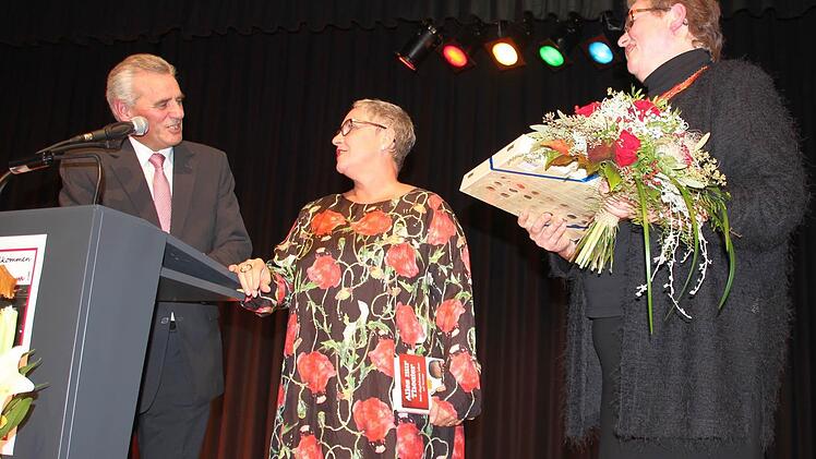 Landrat Oswald Marr und Gisela Lang (rechts) dankten Katerina Jacob mit Pralinen und Blumen.  Foto: Friedwald Schedel