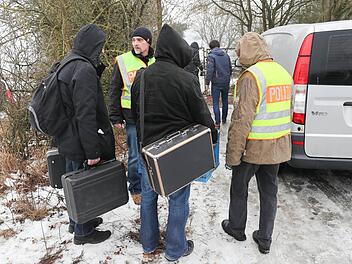 Mitarbeiter der Polizei und der Spurensicherung ermittelten gestern auf dem Grundstück in der Nähe von Arnstein, auf dem am Sonntag sechs junge Menschen tot aufgefunden wurden.  Fotos: Daniel Karmann/dpa