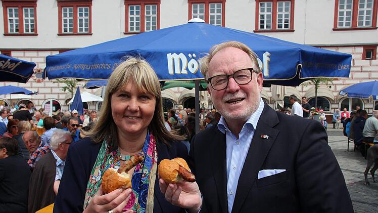Coburgs Zweite Bürgermeisterin, Birgit Weber, und Bundestagsabgeordneter Hans Michelbach lassen sich ihre Bratwurst schmecken. Foto: Oliver Schmidt