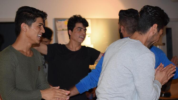 Heshmat (links) und die anderen Jugendlichen haben sichtlich Spaß beim kulturellen Abend. Foto: Daniela Pondelicek