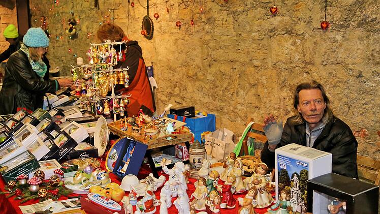 Beim original Mürschter Flohmarkt in der Kelterhalle gab es nicht nur Trödel, sondern auch viele Geschenk-Ideen und Weihnachts-Dekorationen. Foto: Dieter Britz