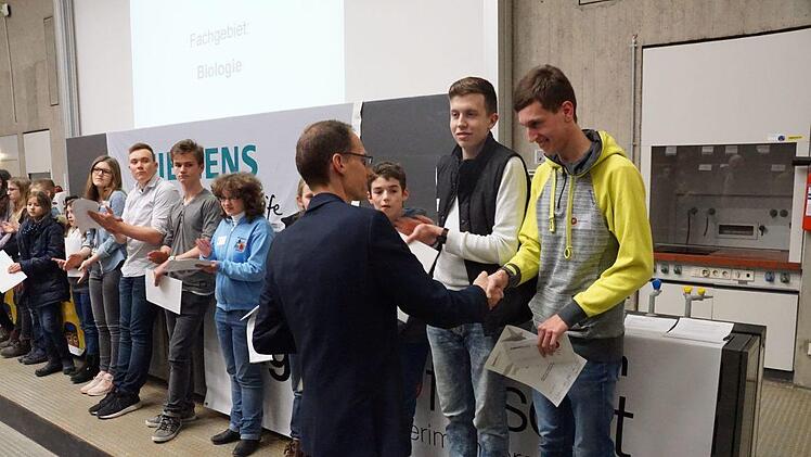 Sebastian Hertlein aus Vestenbergsgreuth nimmt den 3. Platz in der Kategorie "Biologie" von Wettbewerbsleiter Nils Heidemann entgegen.Pascale Ferry