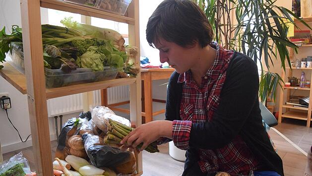 Pizza und Salat statt M&uuml;lltonne: Dank des neuen Fair-Teilers im Stadtb&uuml;ro der Diakonie Coburg kann sich Teresa Falter aus Champignons und gr&uuml;nem Spargel etwas Leckeres kochen. Foto: Daniela Pondelicek