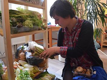 Pizza und Salat statt Mülltonne: Dank des neuen Fair-Teilers im Stadtbüro der Diakonie Coburg kann sich Teresa Falter aus Champignons und grünem Spargel etwas Leckeres kochen. Foto: Daniela Pondelicek